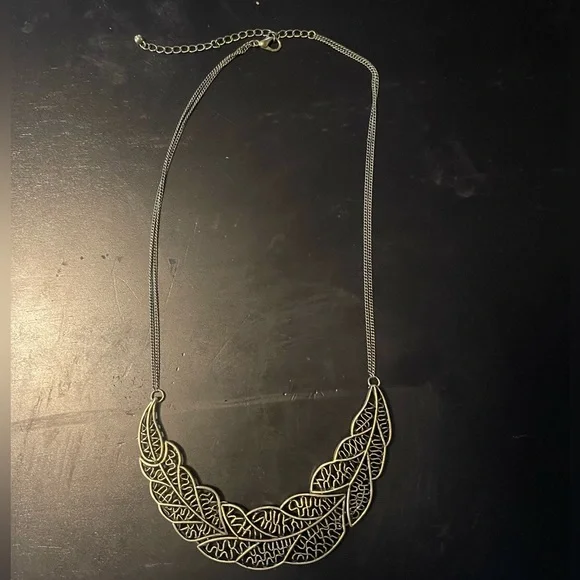 ModCloth leaves necklace - Picture 1 of 3